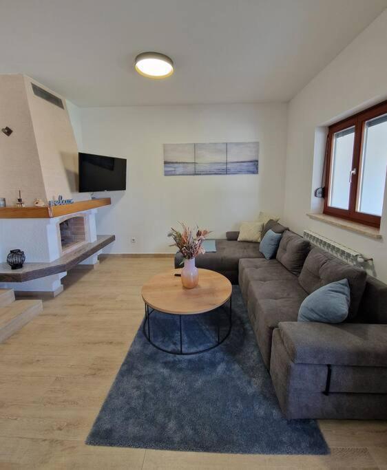 Villa Castanea - Kuca Za Odmor S Bazenom Kukci Luaran gambar