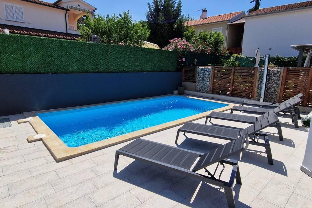 Villa Castanea - Kuca Za Odmor S Bazenom Kukci Luaran gambar