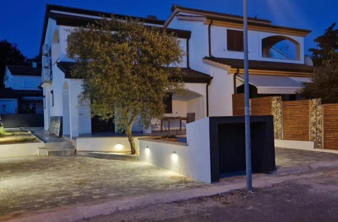 Villa Castanea - Kuca Za Odmor S Bazenom Kukci Luaran gambar