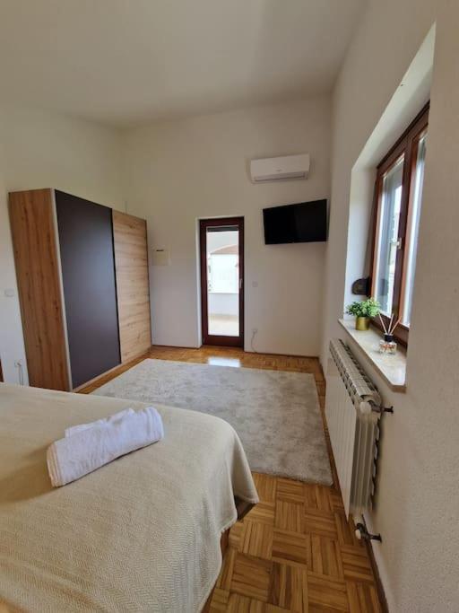 Villa Castanea - Kuca Za Odmor S Bazenom Kukci Luaran gambar
