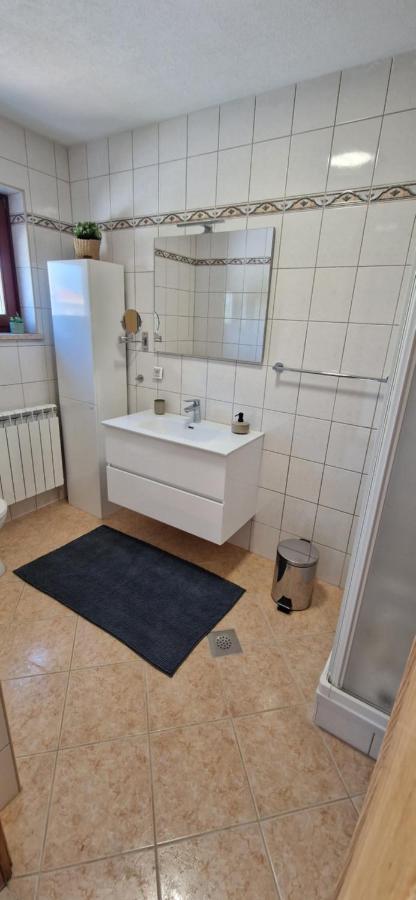 Villa Castanea - Kuca Za Odmor S Bazenom Kukci Luaran gambar