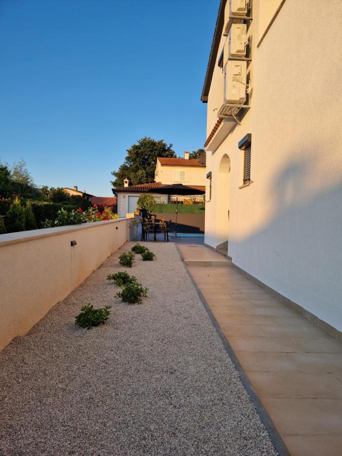Villa Castanea - Kuca Za Odmor S Bazenom Kukci Luaran gambar